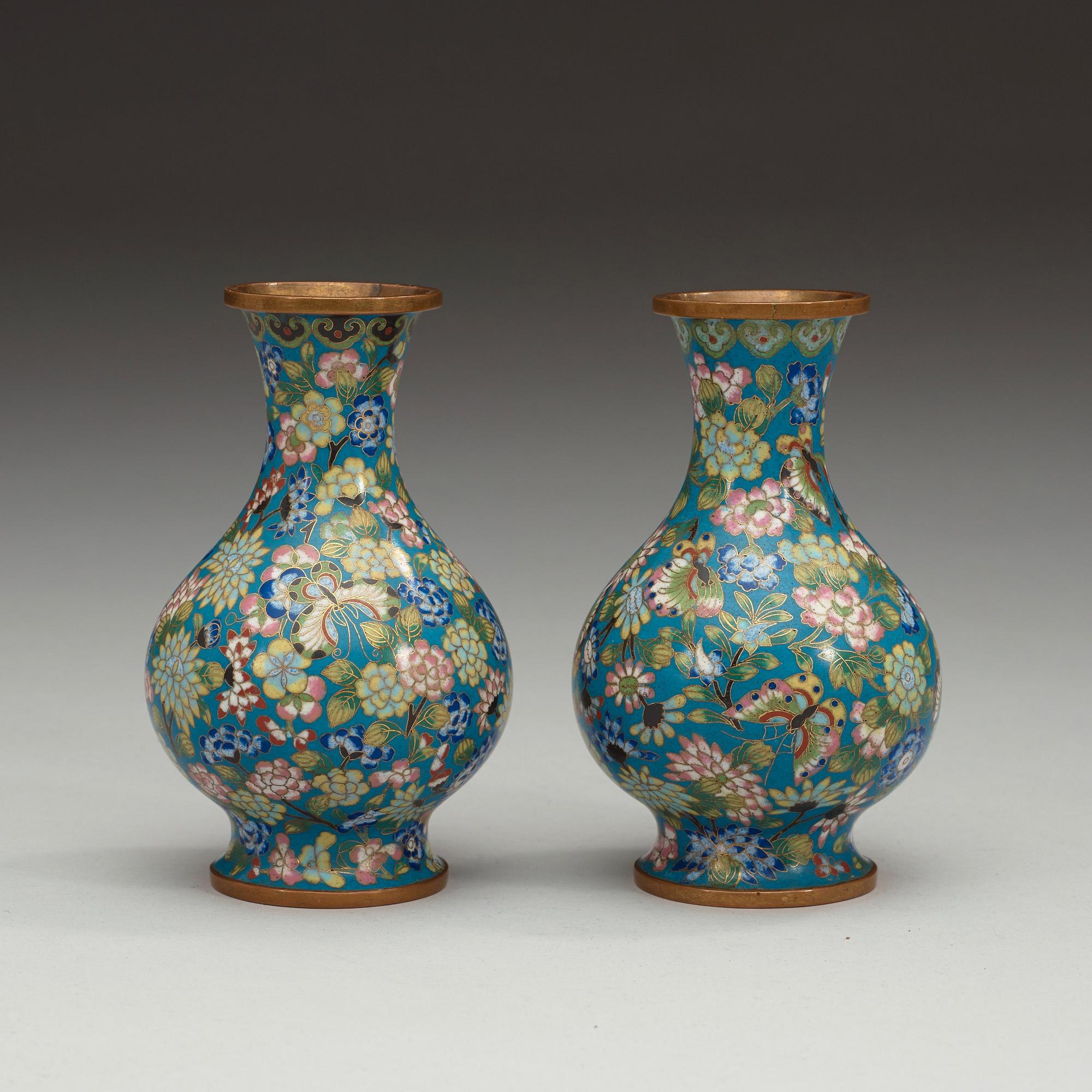 A pair of cloisonné vases, late Qing dynasty, circa 1900.