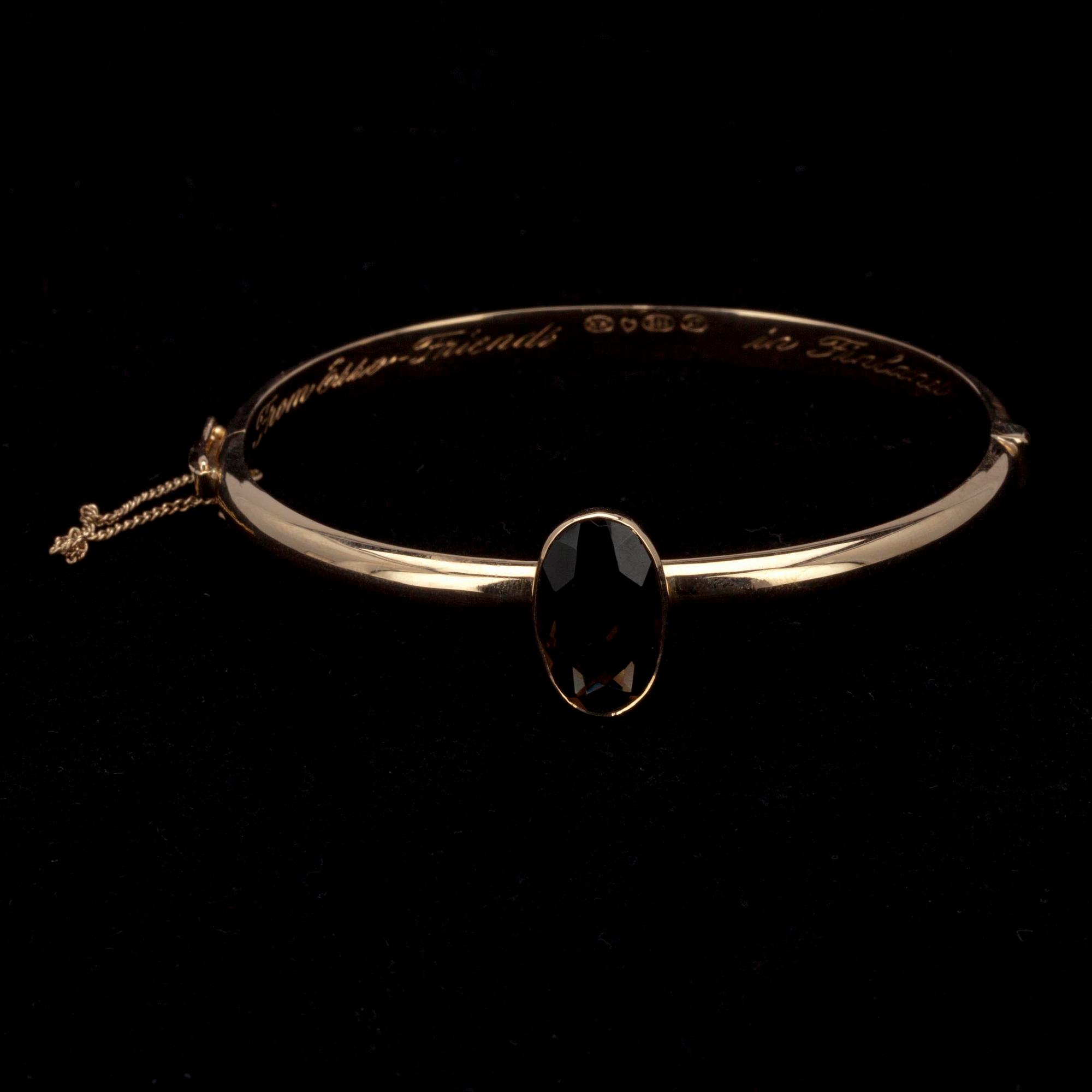 ARMRING, guld 14K med rökkvarts, Eero Rislakki, N. Westerback, Helsingfors 1975. Vikt 9,9 g.