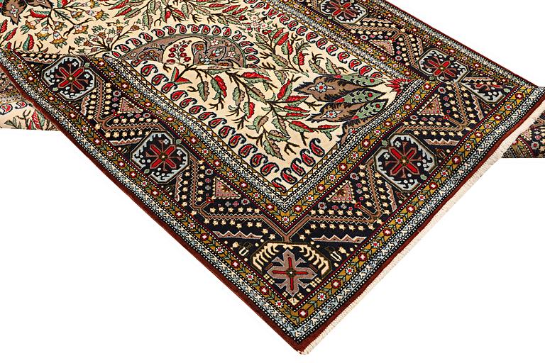 A Sarouk rug, c. 220 x 144 cm.