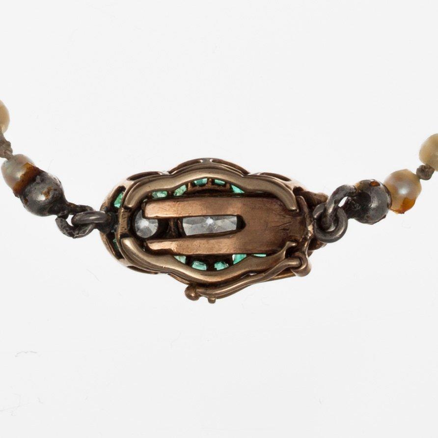 COLLIER, orientpärlor 1,5 - 5 mm. Lås i guld med antikslipade diamanter ca 0.45 ct, smaragder. Tidigt 1900 t.