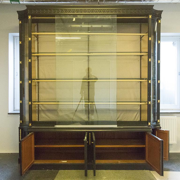 An early 20th century Gustavian style vitrine,