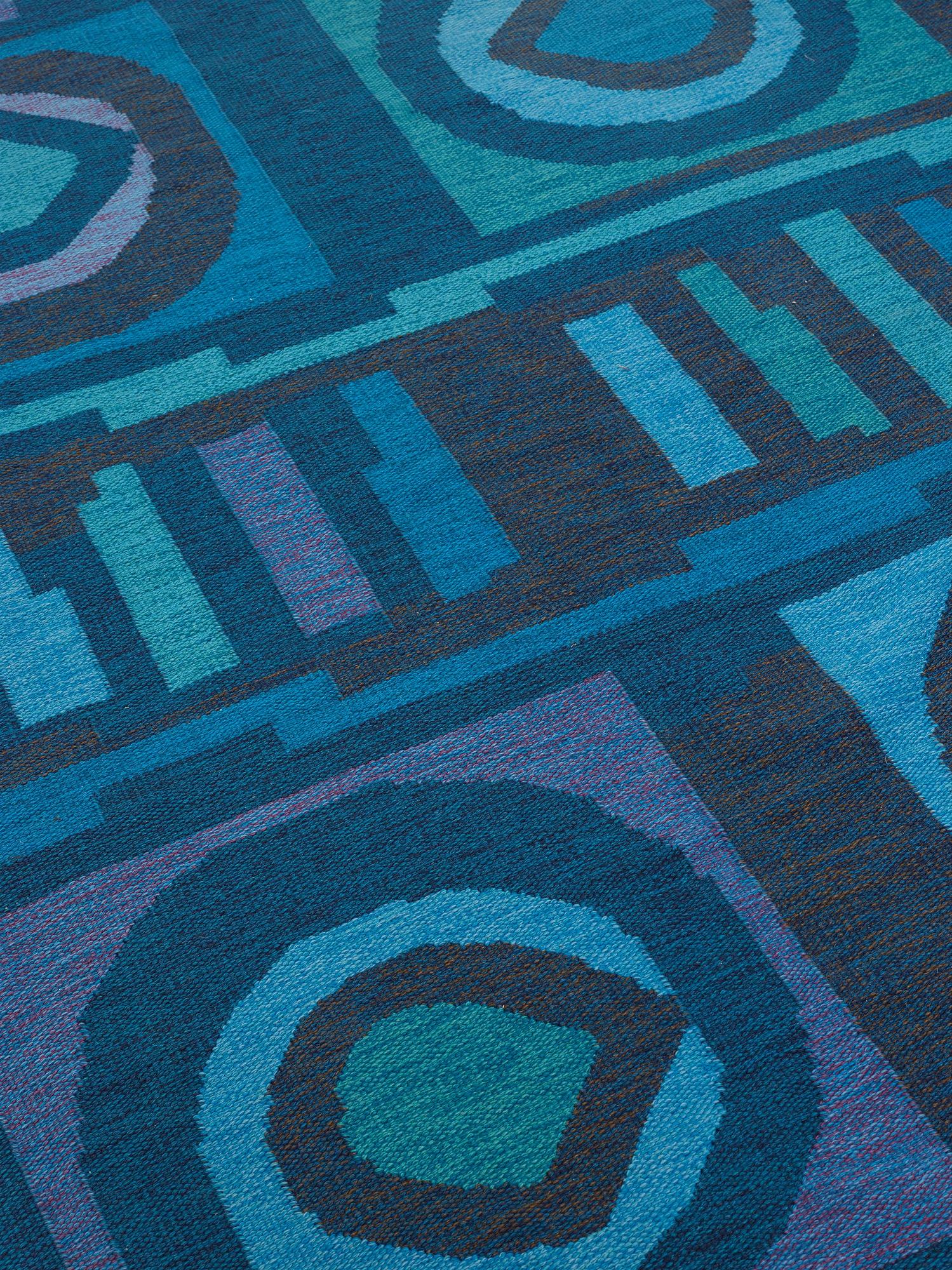 MATTA. Rölakan. 238,5 x 175 cm. Signerad Signerad GBJ samt en vävarsignatur i form av ljusgrön ruta.