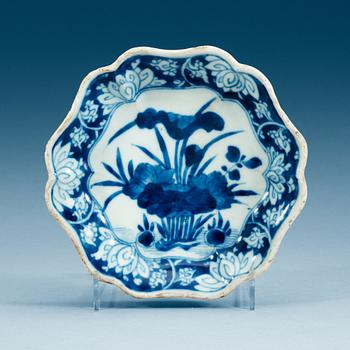1869. A blue and white Transitional dish, 17th Century.
