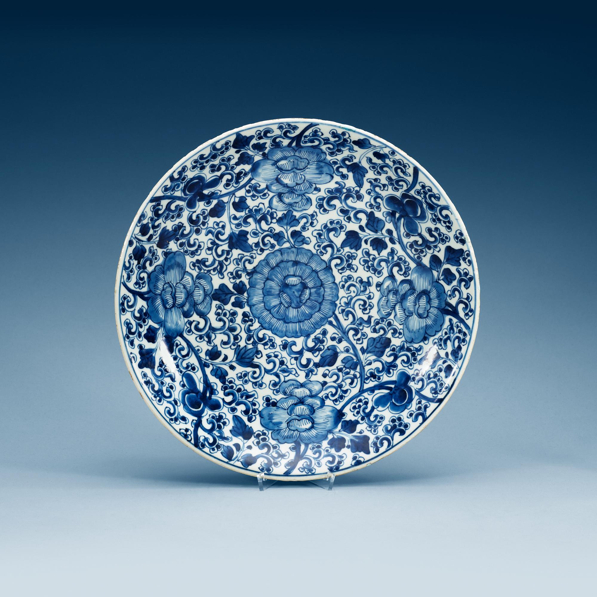 A blue and white charger. Qing dynasty, Kangxi (1662-1722).