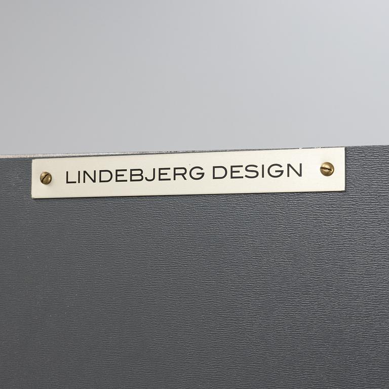 Vitrinskåp, "V2 ", Lindebjerg Design, samtida tillverkning.