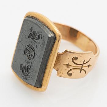 Signet ring, 18K gold with hematite and engraving.