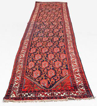 An Oriental runner carpet, circa 516 x 103 cm.