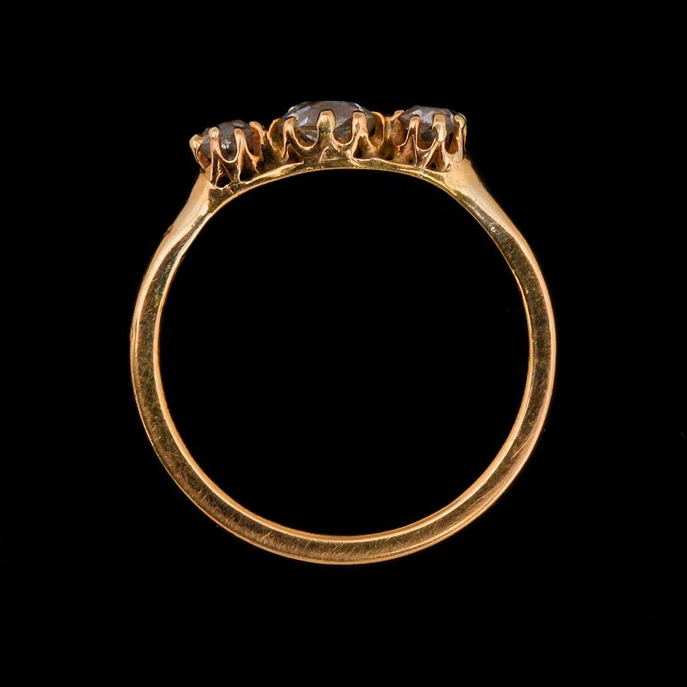RING, 18k guld med tre antikslipade diamanter tot 0,45 ct. Tot vikt 3 g.
