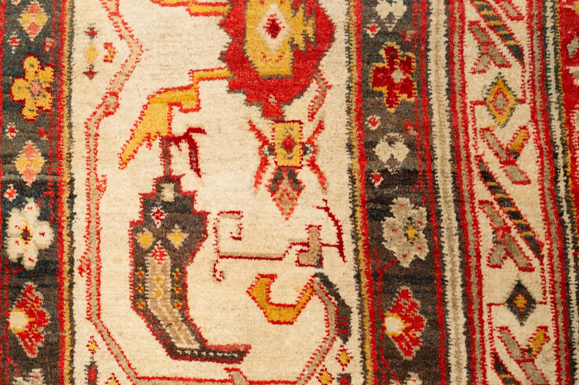 Matta, antik Indisk, sannolikt Agra, ca 467,5-474 x 369,5-374 cm.