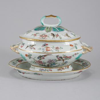SMÖRTERRIN PÅ FAT, porslin, Kina, Daoguang, 1821-1850.