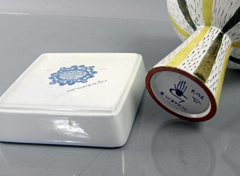 SKÅL PÅ FOT, ASKTFAT, samt SKÅL, fajans resp. flintgods, Stig Lindberg för Gustavsberg.