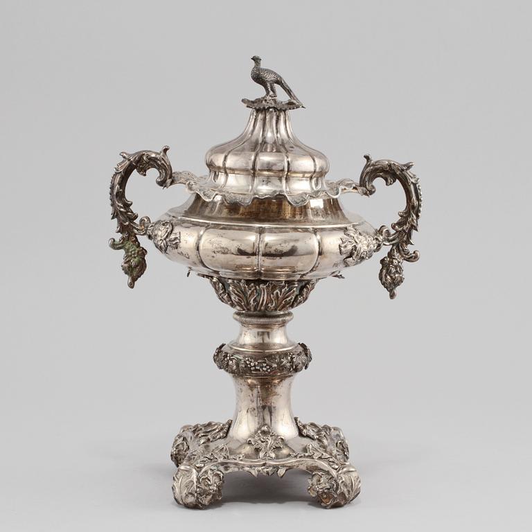 STRÖSOCKERSKÅL, silver, Gustaf Möllenborg, Stockholm, 1840. Vikt 1065 g.