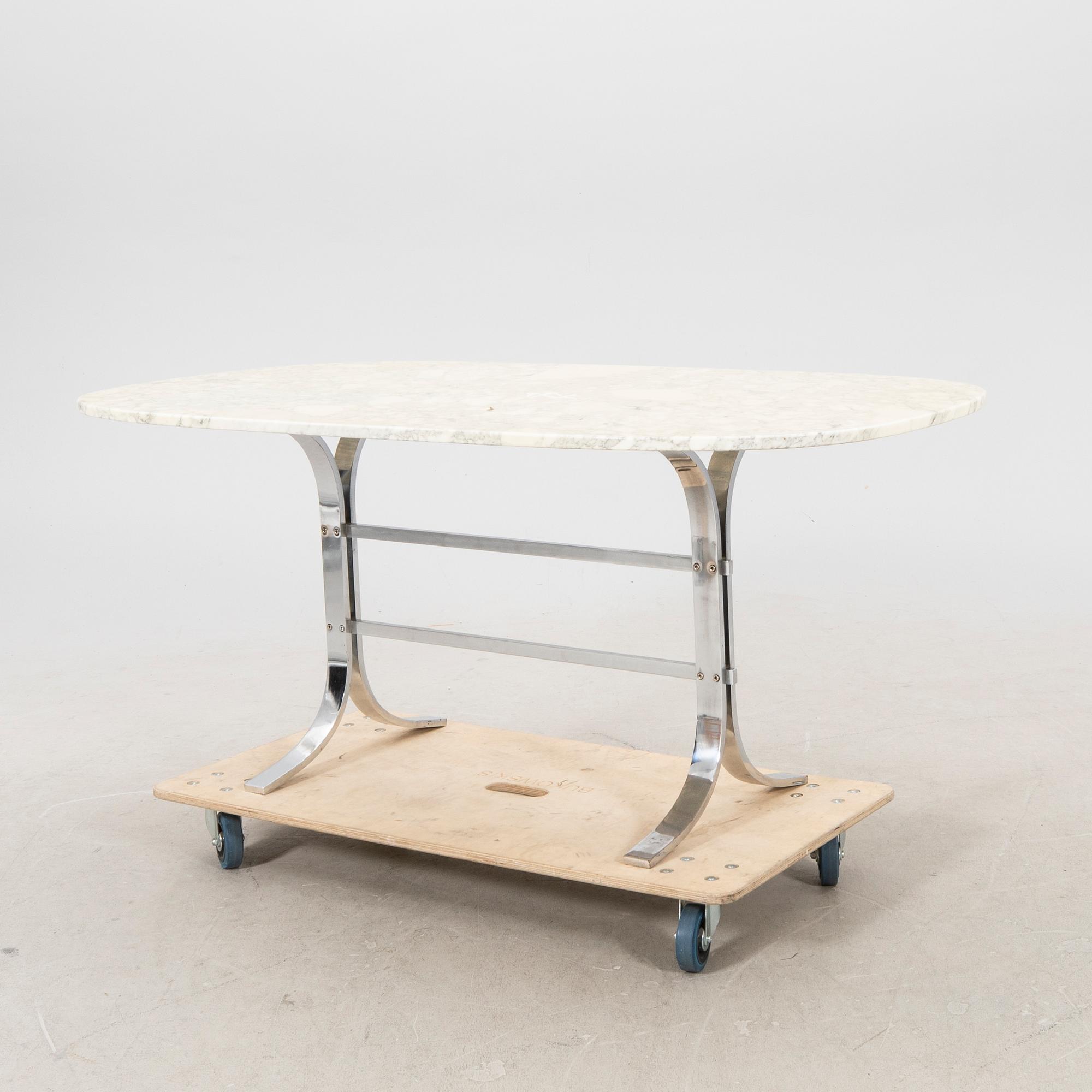 A 1970/80s marble dining table.