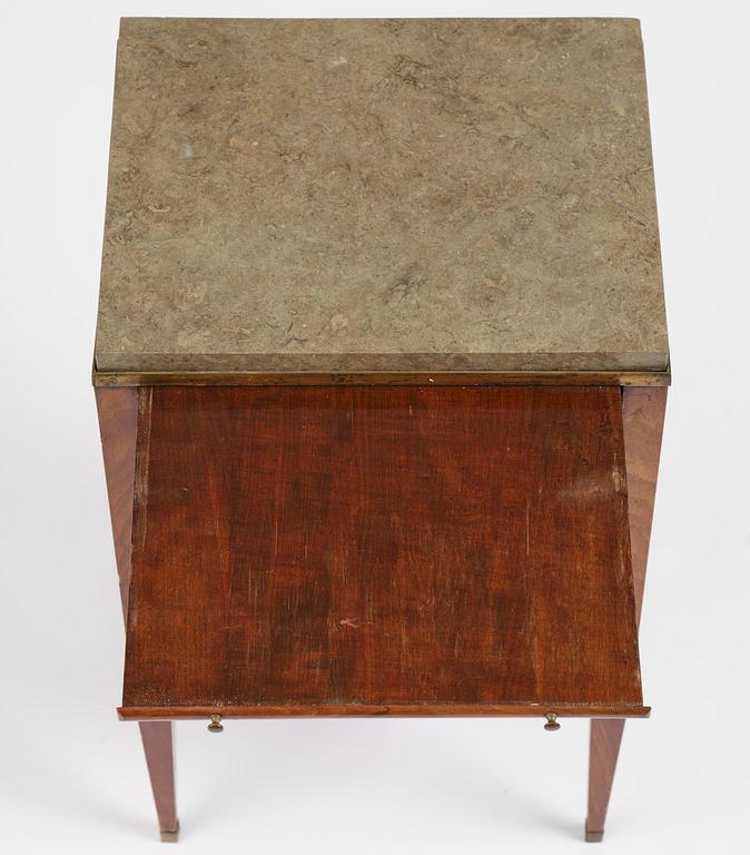 Pottskåp. Stockholmsarbete, 1700-talets slut, Sengustavianskt.