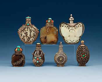 1356. SNUSFLASKOR, sju stycken, bl.a. silver, tenn, agat, tukoser och nefrit. Mongoliet, sen Qing och tidigt 1900-tal.