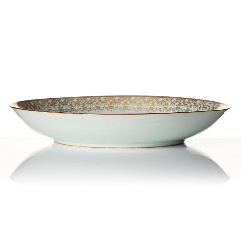 Skålfat, porslin. Qingdynastin, Qianlong (1736-95).