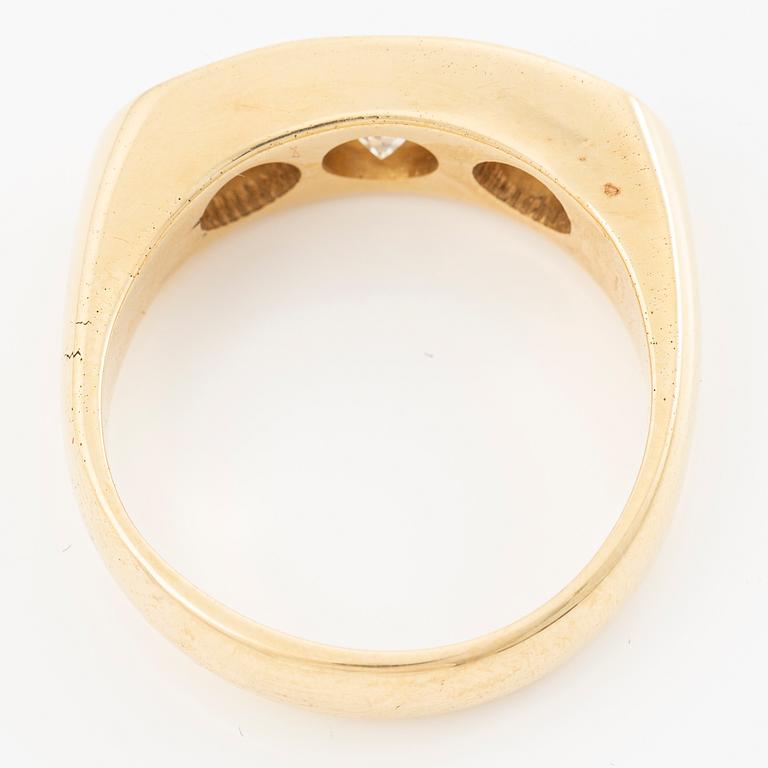 Ring in 18K gold with three brilliant-cut diamonds.