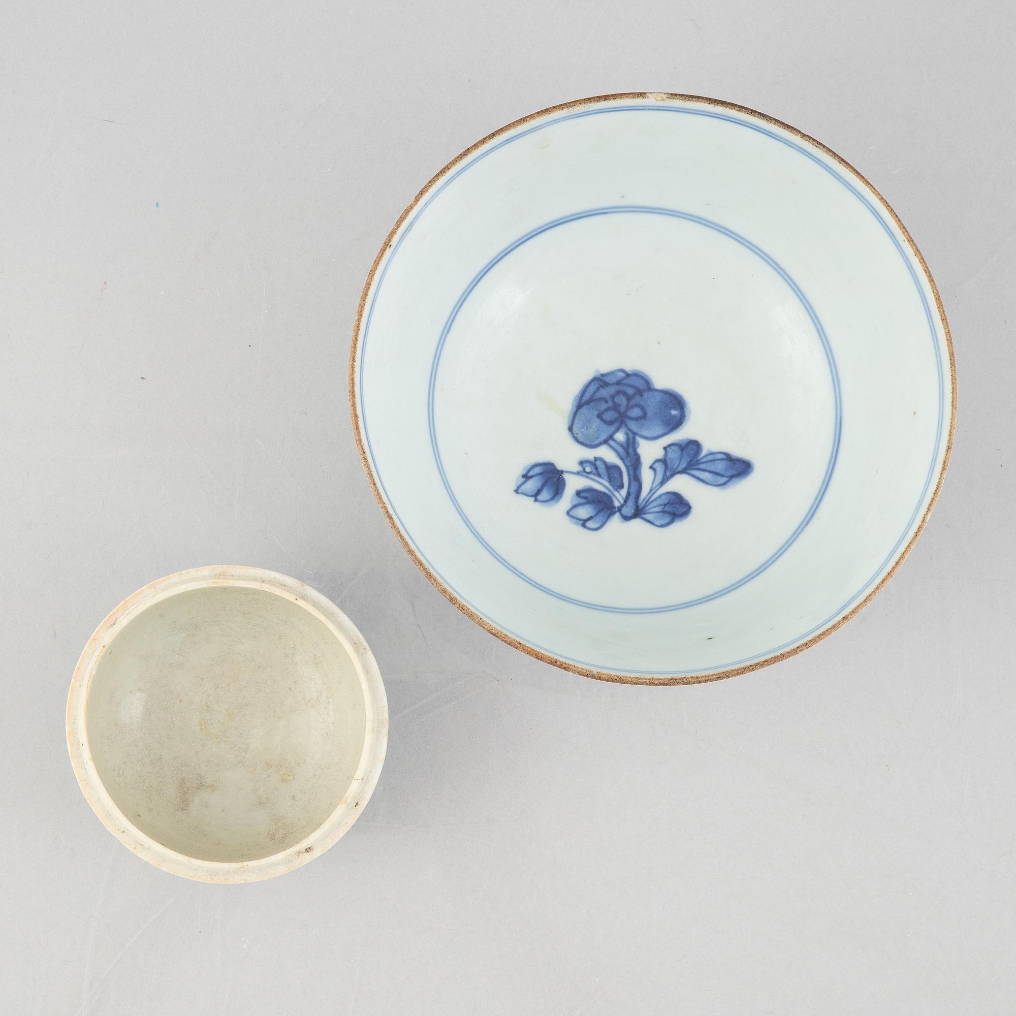 A group of four blue and white vessels, China, 17th/18th century.