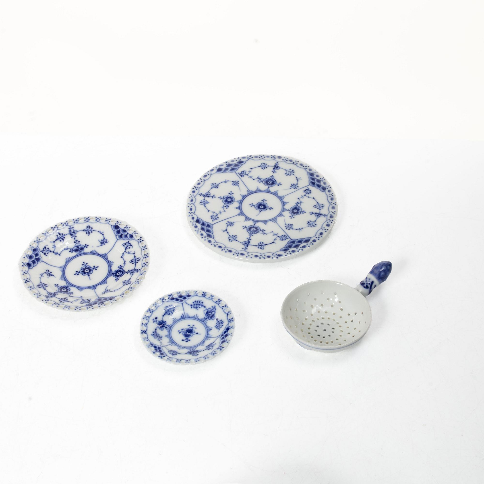 Royal Copenhagen, A 22 piece tea set, half laced and fukll laced, "Musselmalet", Denmark.