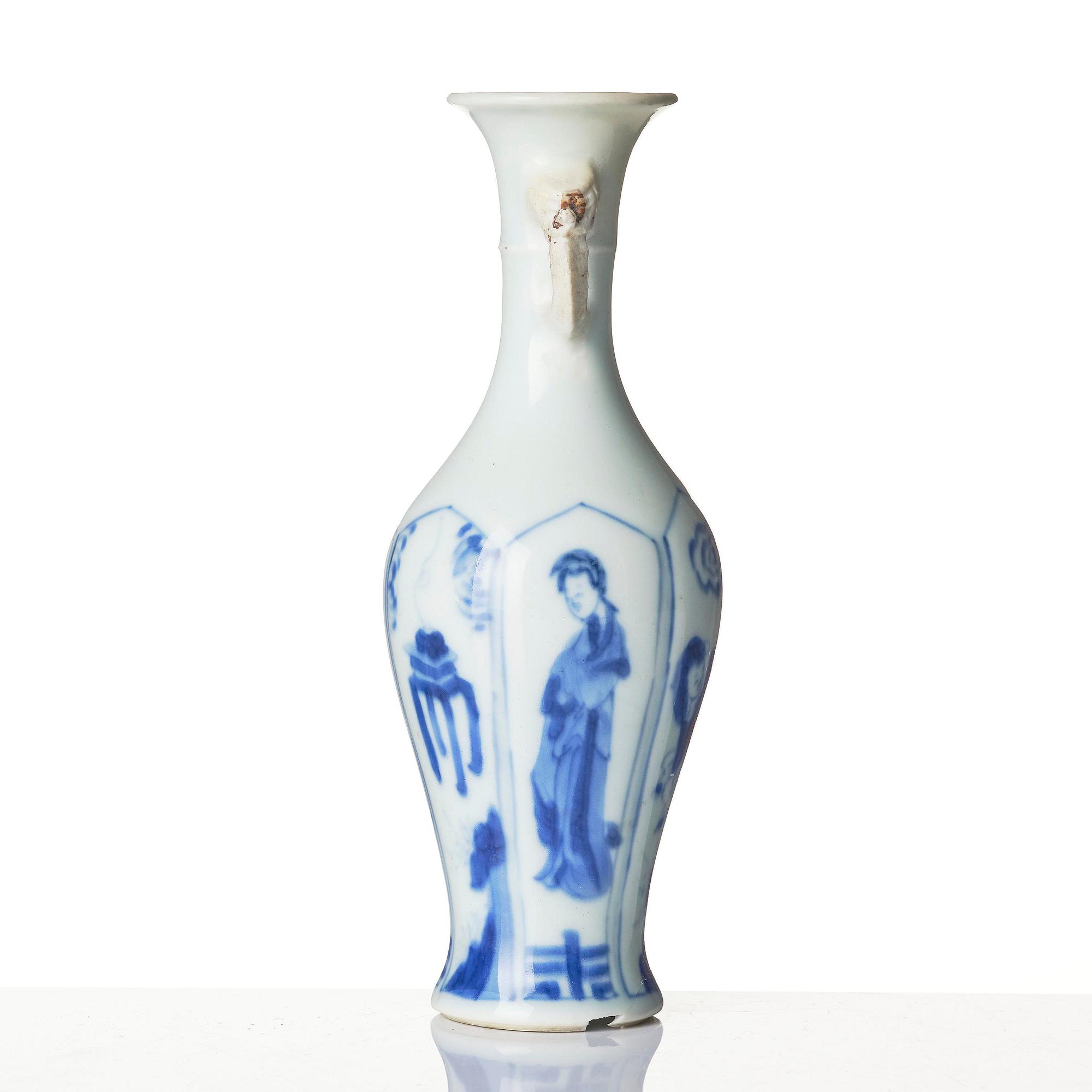 Two blue and white 'lange lisen' vases and a ewer, Qing dynasty, Kangxi (1662-1722).
