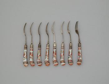 Bestick, 28 stycken, med porslinskaft. Qingdynastin, Qianlong (1736-95).