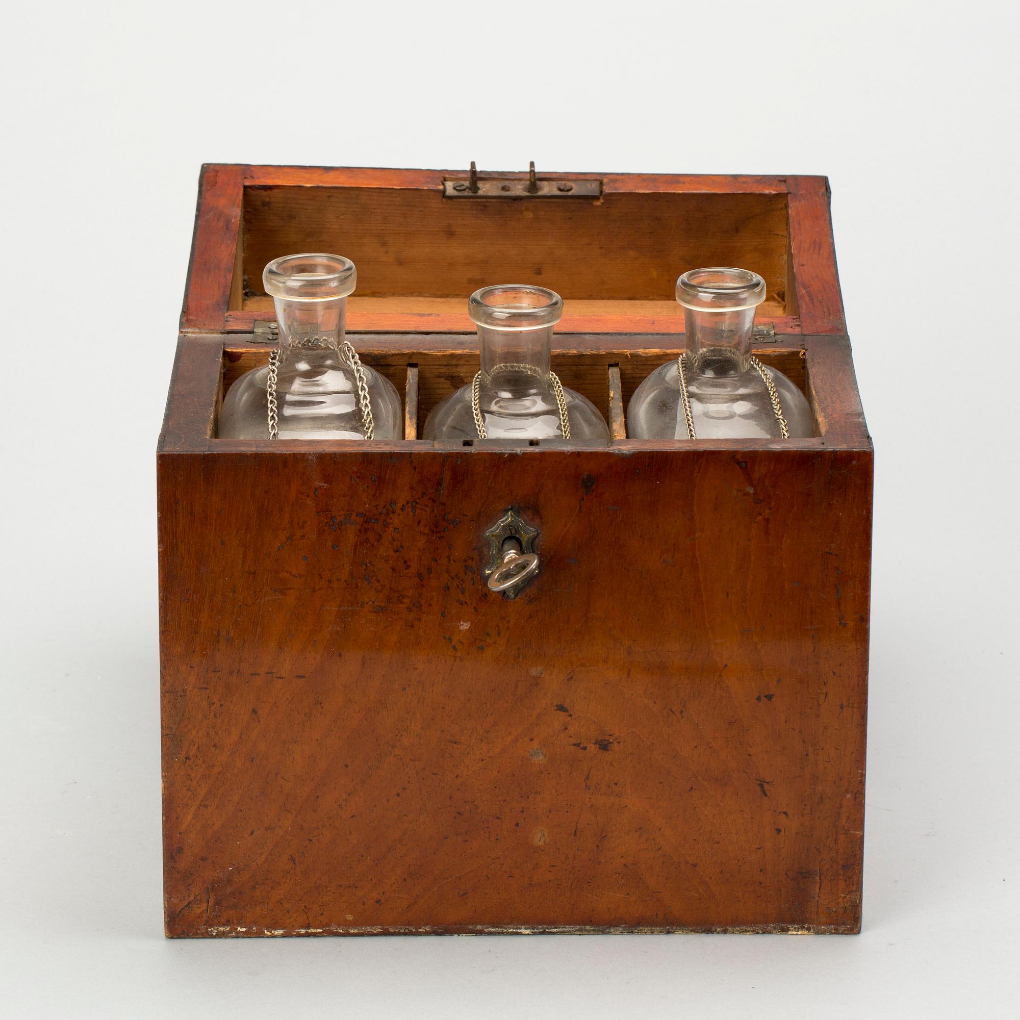 SCHATULL med FLASKOR, 1800-tal.