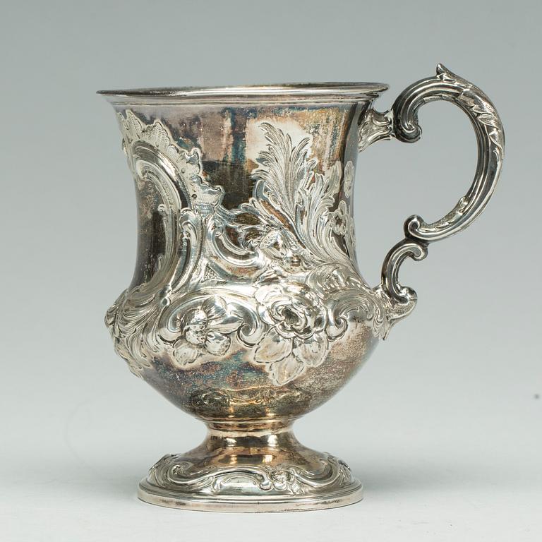 MUGG, silver, London, England. 1857. Vikt ca 180 g.