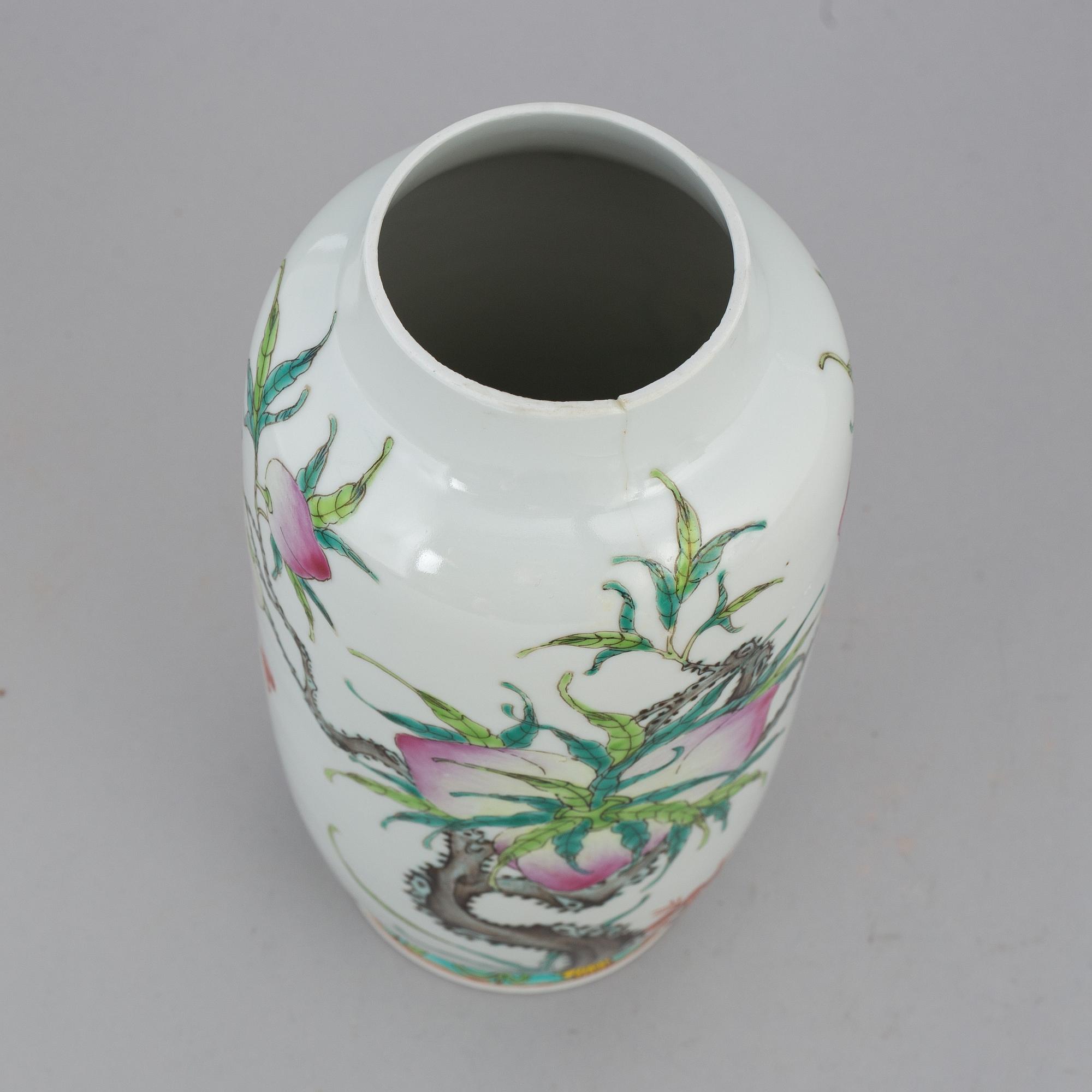 A famille rose peach vase, late Qing dynasty.