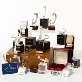 Corum, Omega, Ulysse Nardin, Heuer m.fl. – displaymaterial, stoppur och tillbehör.