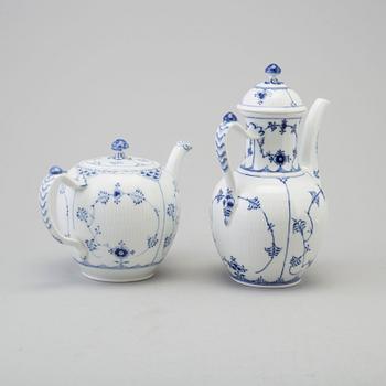 ROYAL COPENHAGEN, servisdelar, 33 delar, porslin, "Musselmalet", Danmark, 1900-tal.
