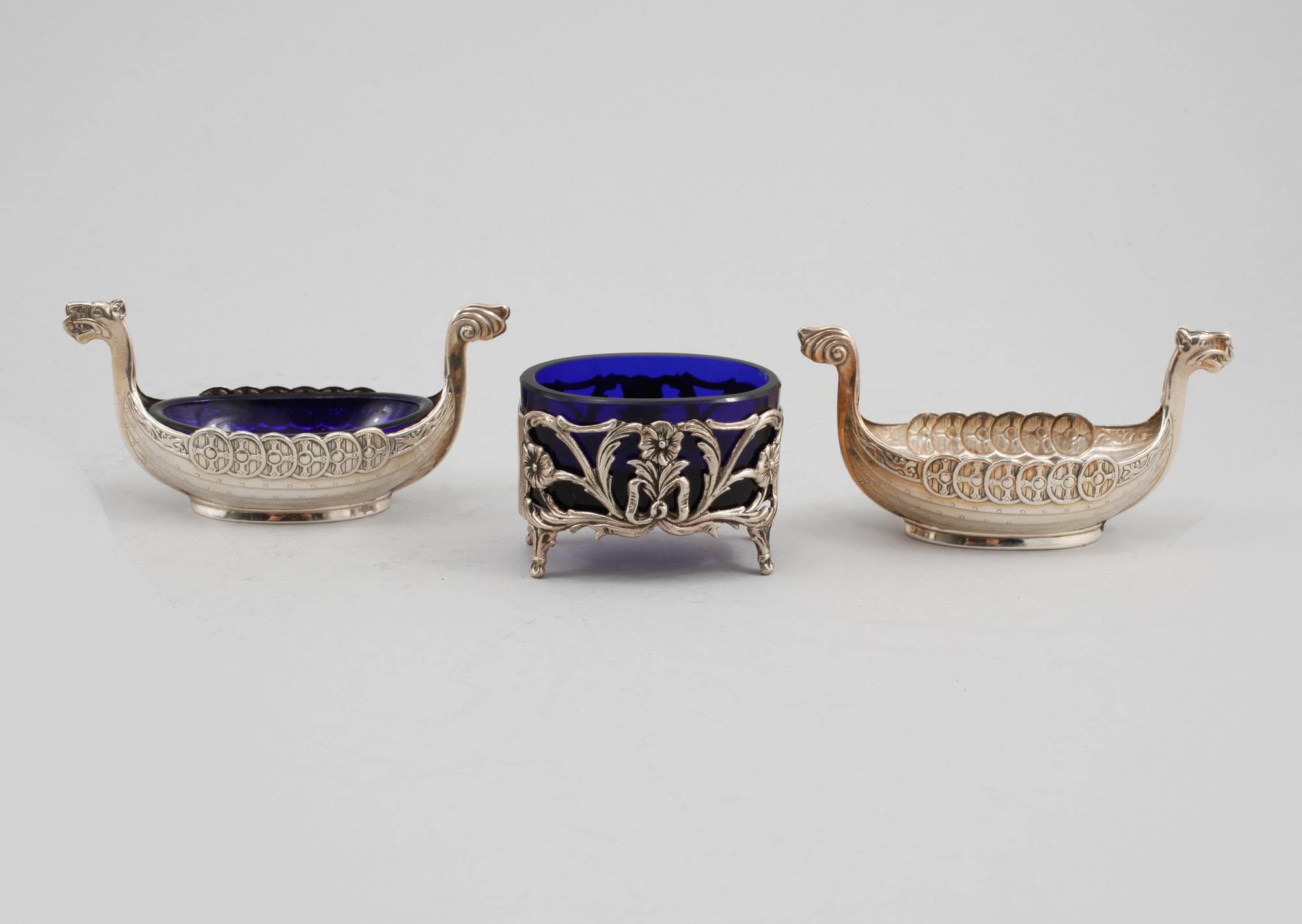 SALTKAR, 3 st, silver och glas, GEWE, Malmö, 1976 och Ceson, 1900-talets andra hälft.