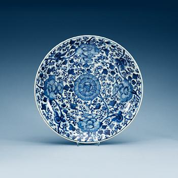 1554. A blue and white charger. Qing dynasty, Kangxi (1662-1722).