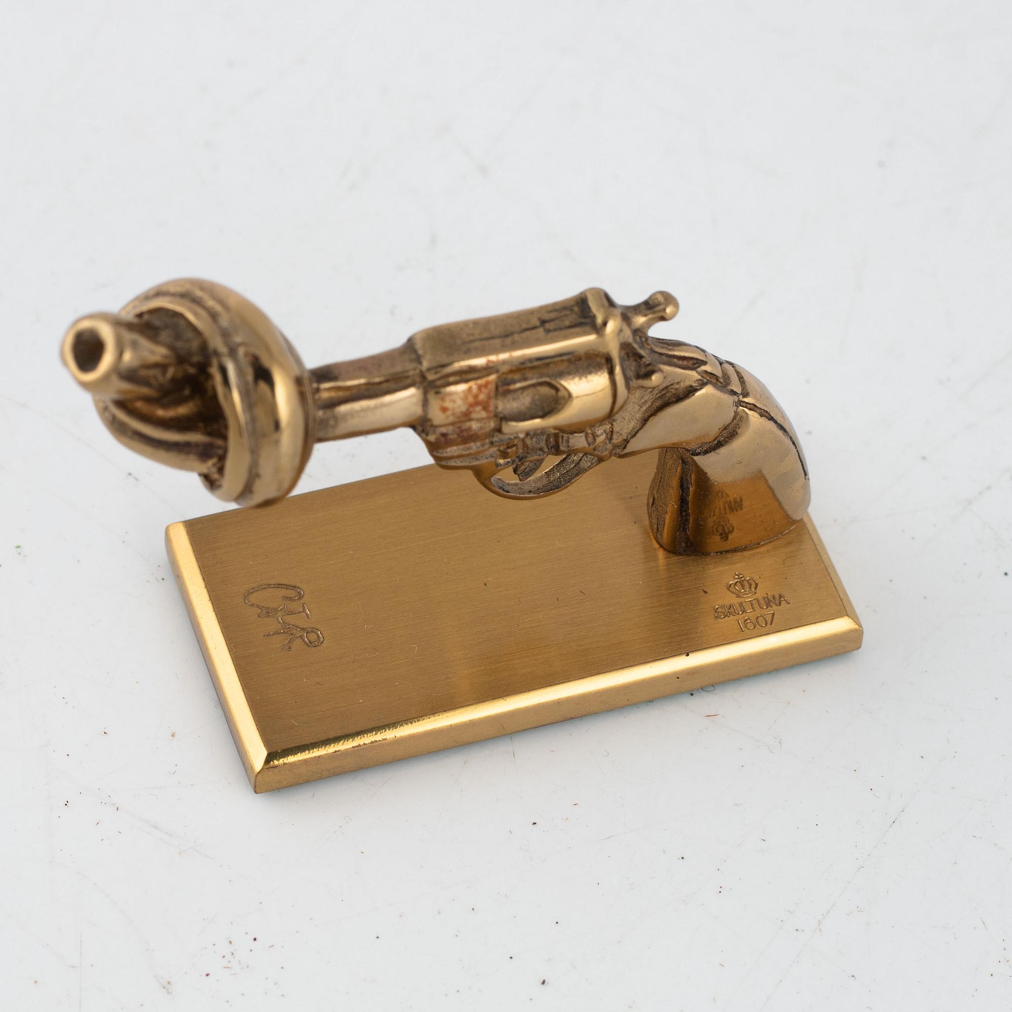 Carl Fredrik Reuterswärd, skulptur, "Non violence", Skultuna.