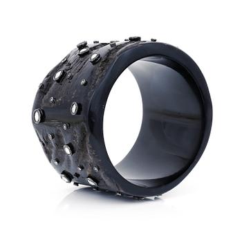 ARMRING, horn, små briljantslipade diamanter tot ca 0,40 ct och troligen rosenslipade vita topas. Vikt ca 166 g.
