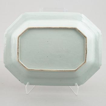 A blue and white tureen with cover and stand, Qing dynasty, Qianlong (1736-95).