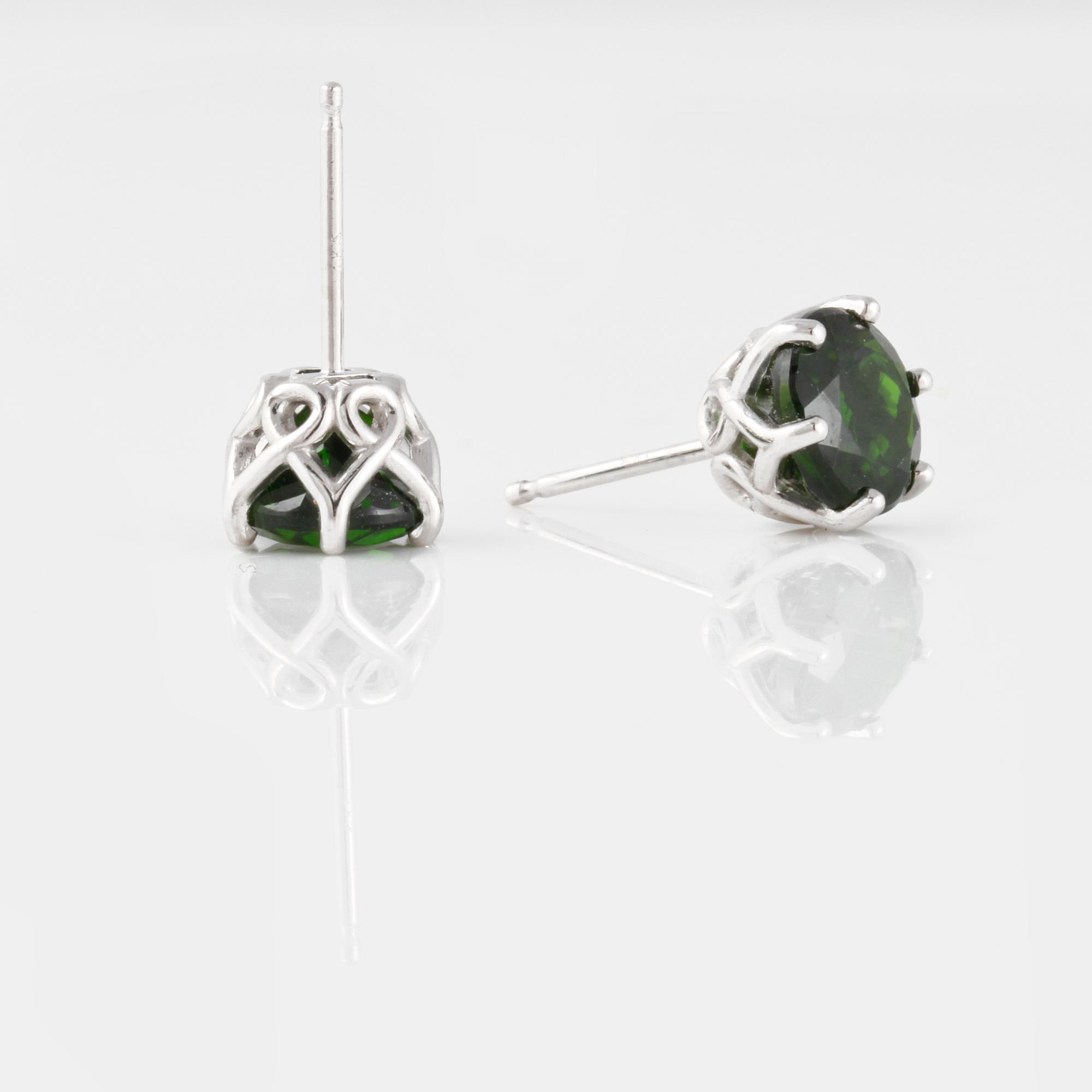 ÖRHÄNGEN, ett par, med fasettslipade diopsider ca 3.00 ct.