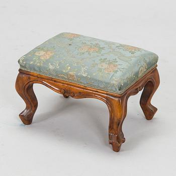 Fåtöljer, ett par och fotpall, 1900-talets mitt.