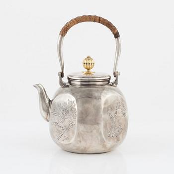 A Japanese Silver Teapot, mark of Hirata Shigemitsu, Meiji, early 20th Century.