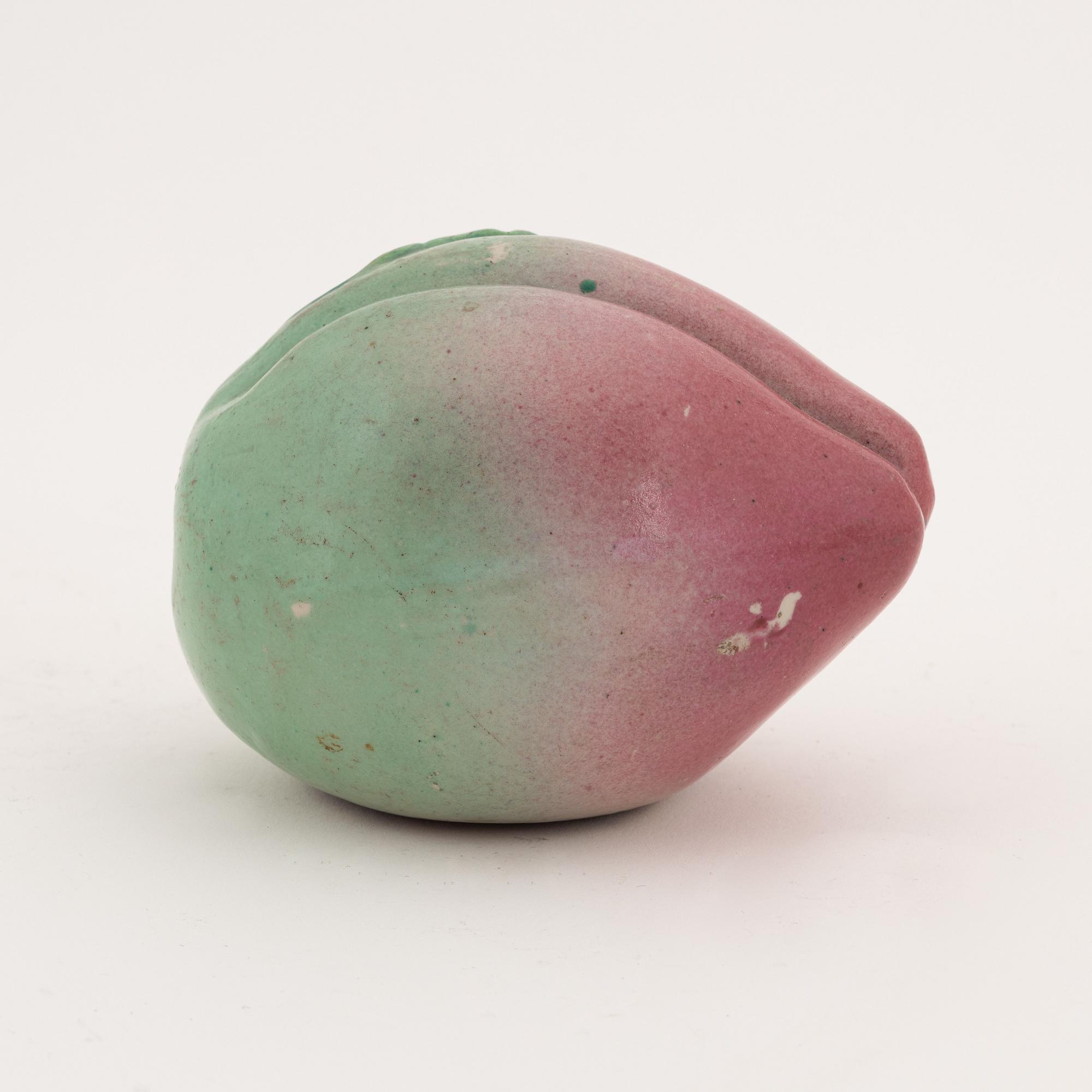 Offerfrukt, porslin. Kina, omkring 1900.