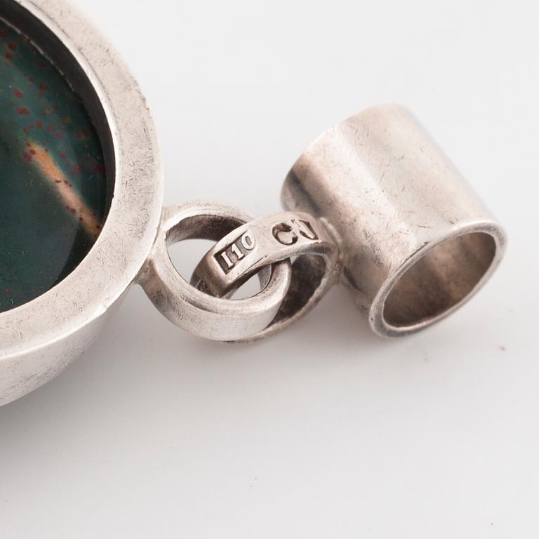 CECILIA JOHANSSON, Göteborg, 1983, hänge med cabochonslipad blodsten.