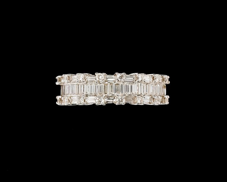 RING, 18k vitguld med baguette- och briljantslipade diamanter, tot. ca 1 ct.