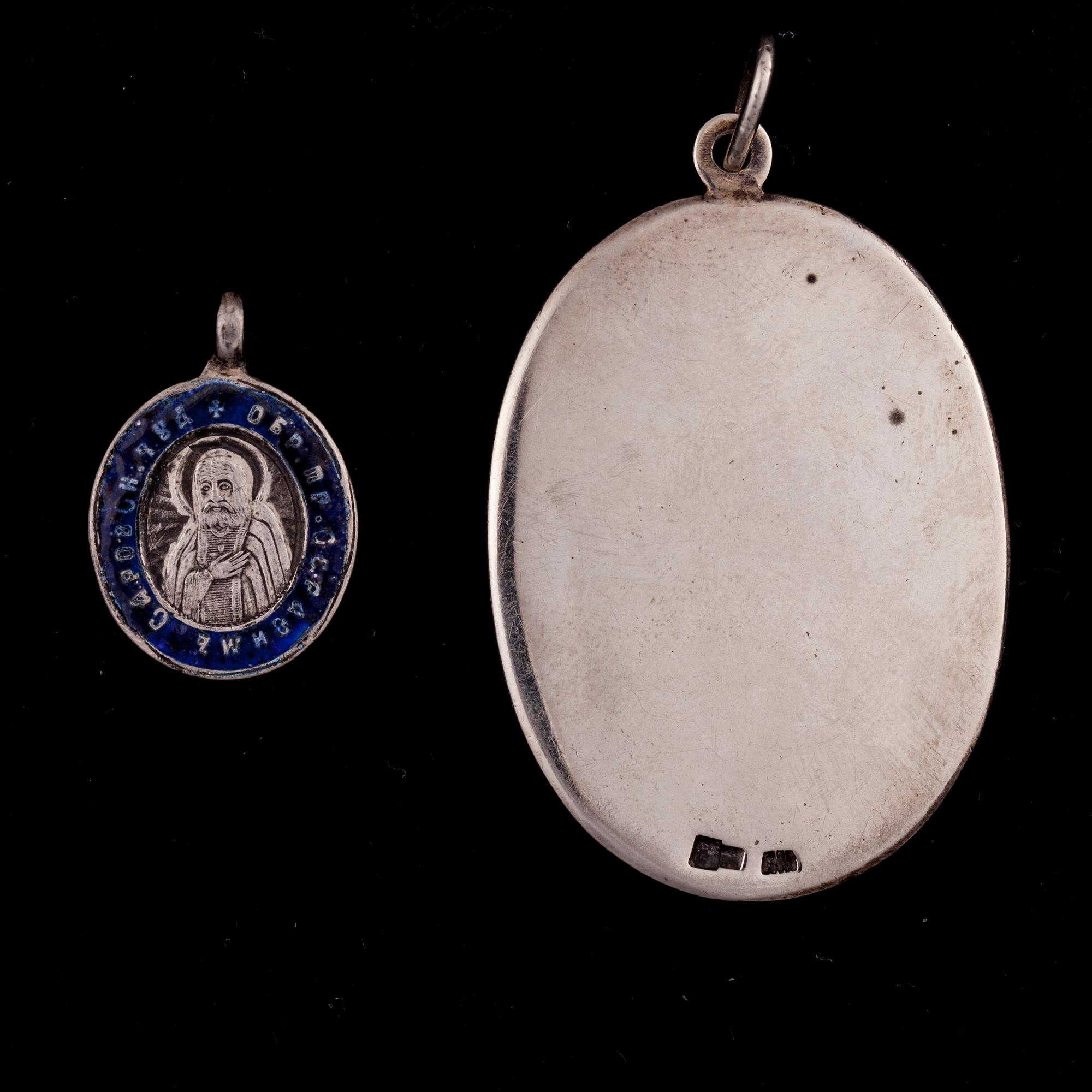 HÄNGE, silver och emalj, Ryssland 1900-talets början samt HÄNGE, silver, otydliga stämplar, Ryssland 1900-talets början.