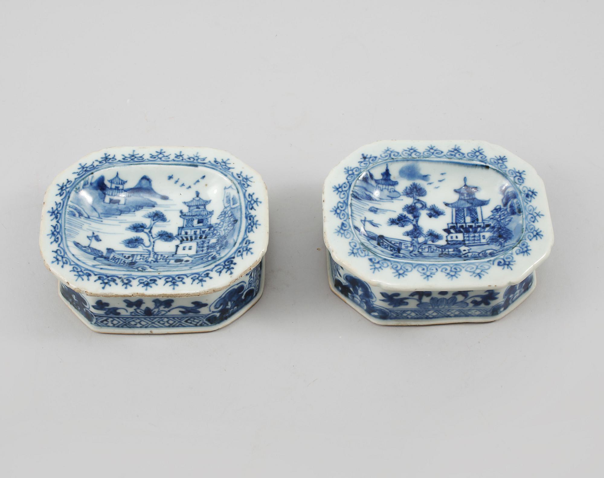 SALTKAR, 2 st, porslin, Kina, 1700-tal.