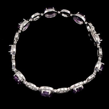 An amethyst bracelet, 10.53 cts with brilliant cut diamonds, tot. 2.07 cts.