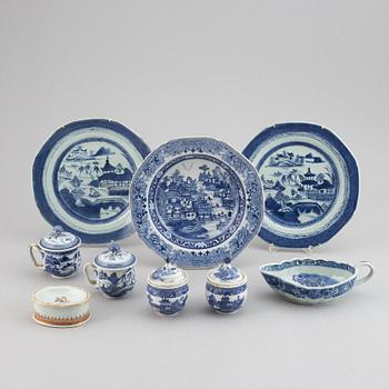 A group of nine blue and white and famille rose export porcelain objects, Qing dynasty, 18th/19th century.