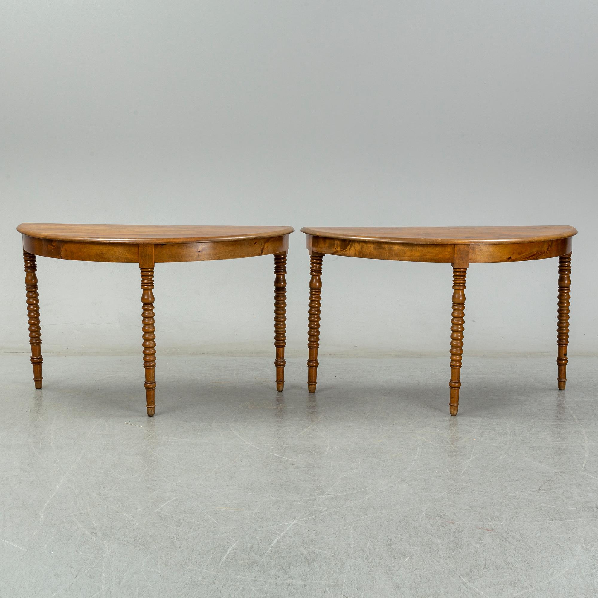 A two-piece birch dining table from around the year 1900.