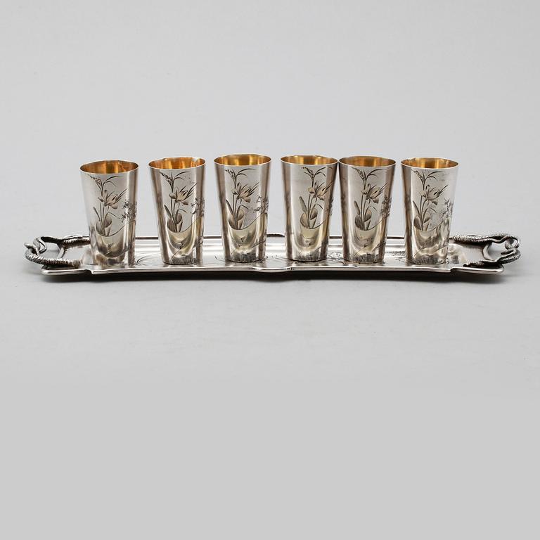 VODKASERVIS, 7 delar, silver, Ryssland, 1900-talets första hälft. Vikt ca 259 gram.