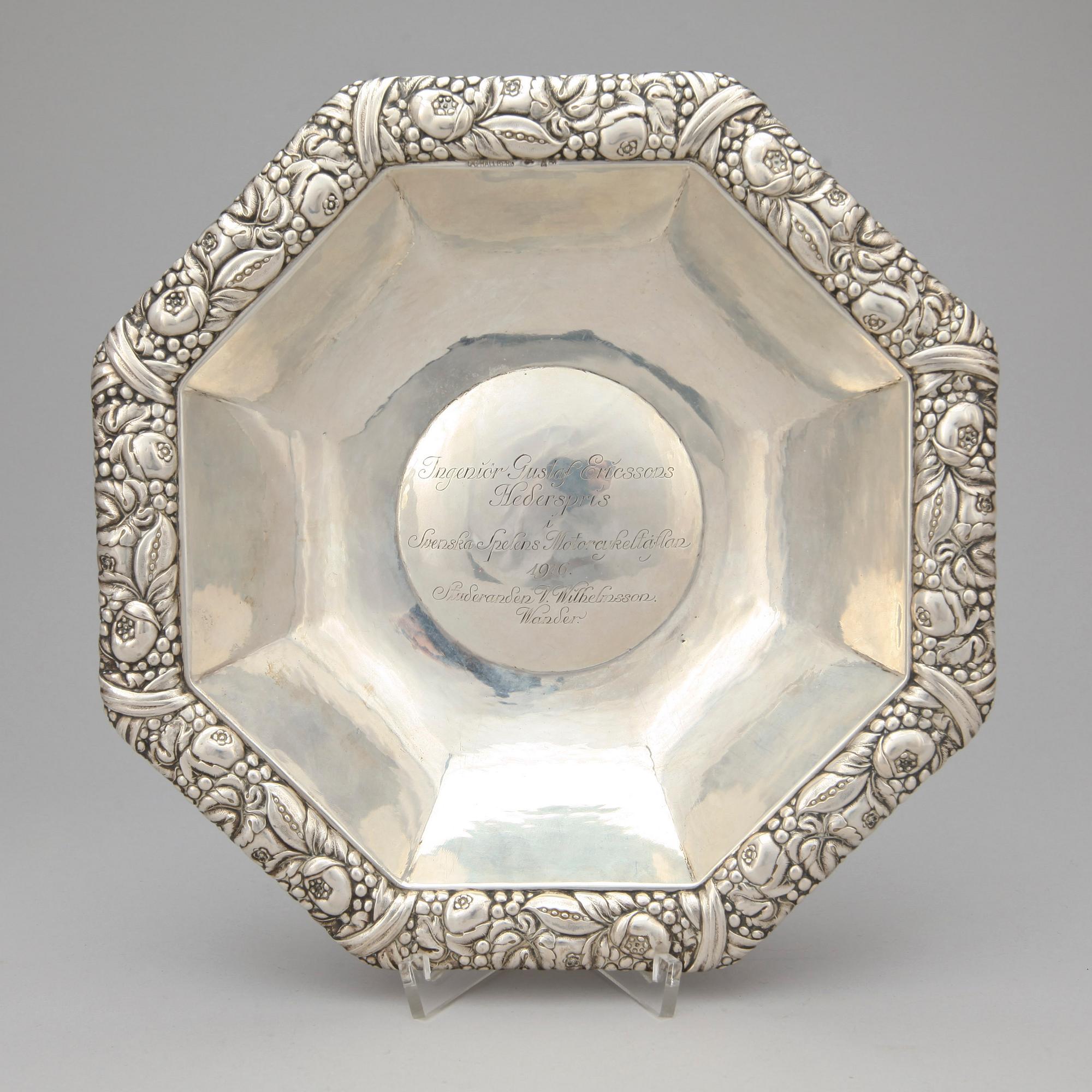 SKÅL på FOT, silver, CG Hallberg, Stockholm, 1915, vikt ca 582g.