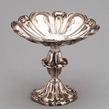 UPPSATSSKÅL, silver, nyrokoko, Carl Nyström, Stockholm 1849. Vikt ca 329 gram.