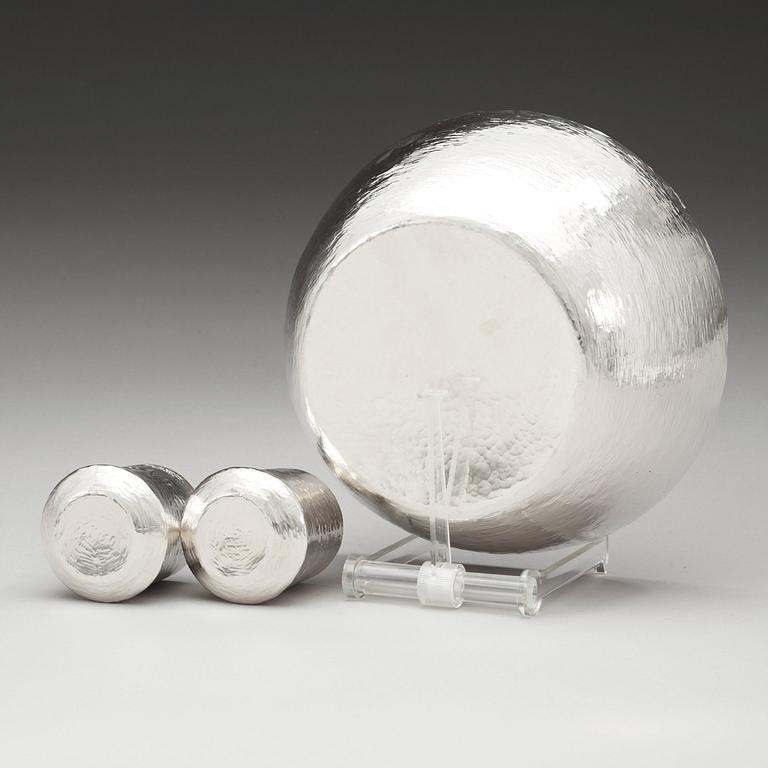 A Tapio Wirkkala 830/1000 silver bowl with two beakers, Kultakeskus OY, Finland 1967 and 1976.